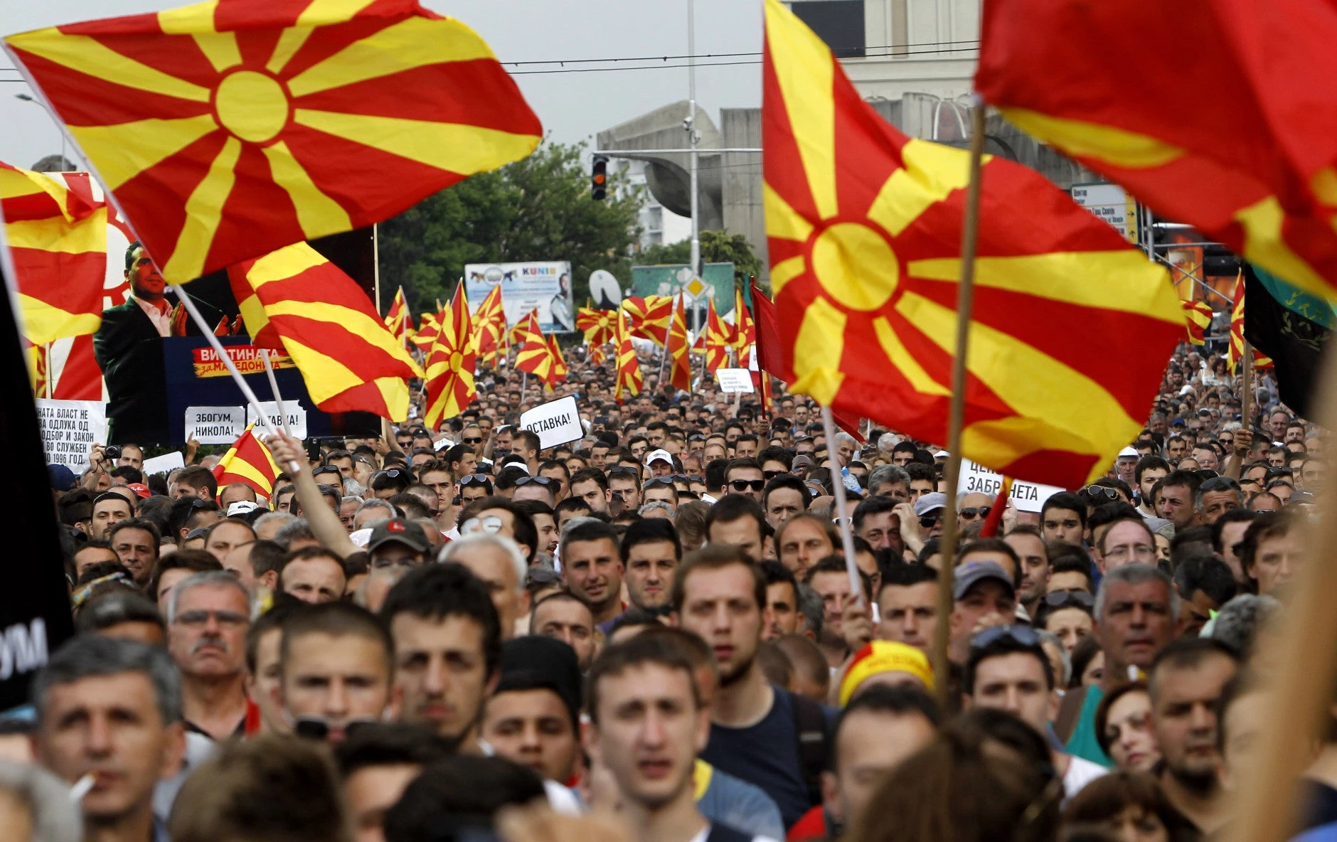Στα «μαχαίρια» κυβέρνηση και αντιπολίτευση στα Σκόπια – Χιλιάδες διαδηλωτές στους δρόμους κατά του Ζάεφ – Μια «ανάσα» και από εθνοτική σύγκρουση